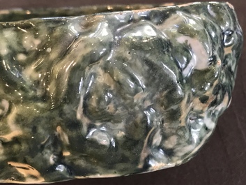 Een polychrome Delftse botervloot in de vorm van een kievit, 18e eeuw