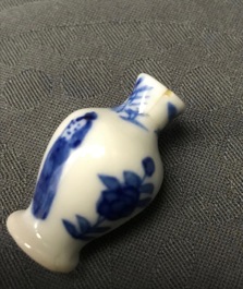 Zes paar Chinese blauw-witte miniatuur vaasjes, Kangxi
