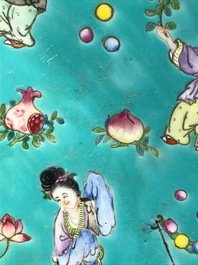 Een paar Chinese famille rose schotels met turquoise fondkleur, Jiaqing merk, 20e eeuw