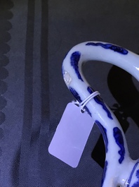 Une verseuse en porcelaine de Chine bleu et blanc &agrave; d&eacute;cor de gar&ccedil;ons jouants, Wanli