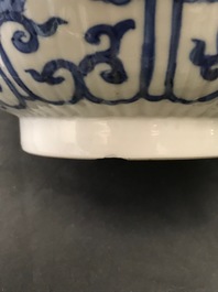 Sept pi&egrave;ces en porcelaine de Chine bleu et blanc, rouge de fer et de style Imari, Kangxi/Qianlong