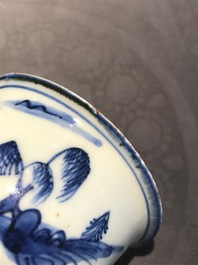 Een Chinese blauw-witte stem cup met landschapsdecor, Transitie periode