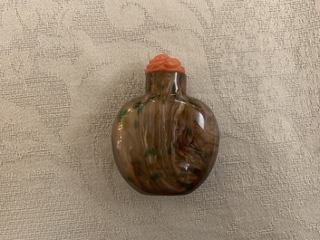 Une tabati&egrave;re en verre sandwich tourbillon, Verrerie Imp&eacute;riale, P&eacute;kin, Chine, 1700-1840