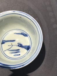 Een Chinese blauw-witte stem cup met landschapsdecor, Transitie periode