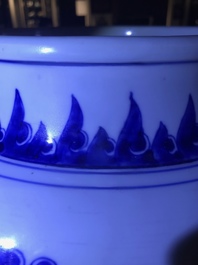 Een Chinese blauw-witte dekselvaas met figuren in cartouches, Transitie periode