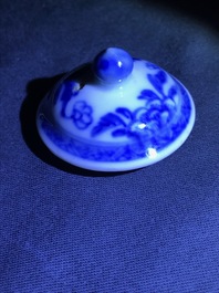 Drie paar Chinese blauw-witte vazen, Kangxi