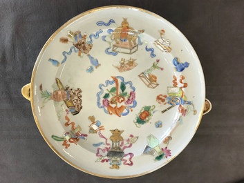Een 9-delig Chinees famille rose servies met kostbaarhedendecor, Jiaqing/Daoguang