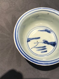 Een Chinese blauw-witte stem cup met landschapsdecor, Transitie periode