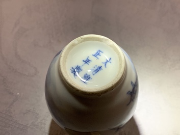 Vier Chinese blauw-witte en onderglazuur rode snuifflessen, 19/20e eeuw