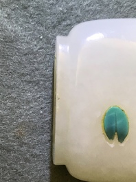 Twee Chinese snuifflessen in ingelegde witte jade en gestoken amber, 18/19e eeuw