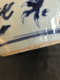 Een Chinese blauw-witte gemberpot met een draak, Kangxi