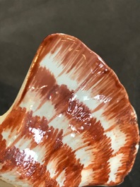 Een polychrome Delftse botervloot in de vorm van een kievit, 18e eeuw