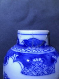Drie paar Chinese blauw-witte vazen, Kangxi
