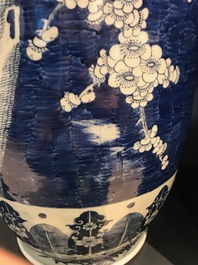 Une paire de grands vases en porcelaine de Chine bleu et blanc &agrave; d&eacute;cor de prunus, 19&egrave;me