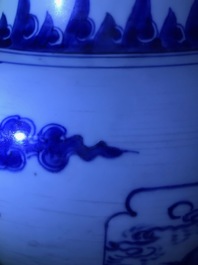 Een Chinese blauw-witte dekselvaas met figuren in cartouches, Transitie periode