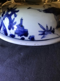 Een Chinese blauw-witte dekselvaas met figuren in cartouches, Transitie periode