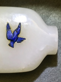 Twee Chinese snuifflessen in ingelegde witte jade en gestoken amber, 18/19e eeuw