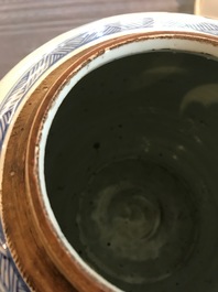 Een Chinese blauw-witte gemberpot met een draak, Kangxi