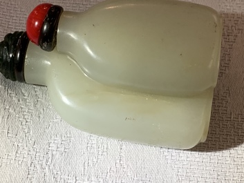 Cinq tabati&egrave;res en jade c&eacute;ladon et rouille, Chine, 19/20&egrave;me