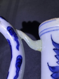 Une verseuse en porcelaine de Chine bleu et blanc &agrave; d&eacute;cor de gar&ccedil;ons jouants, Wanli