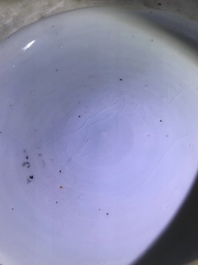 Een Chinese blauw-witte dekselvaas met figuren in cartouches, Transitie periode