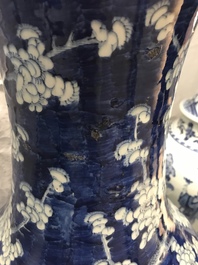 Une paire de grands vases en porcelaine de Chine bleu et blanc &agrave; d&eacute;cor de prunus, 19&egrave;me