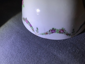 Een Chinese famille rose kop en schotel met een dame met haar dienaar, Qianlong