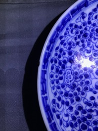 Sept pi&egrave;ces en porcelaine de Chine bleu et blanc, rouge de fer et de style Imari, Kangxi/Qianlong