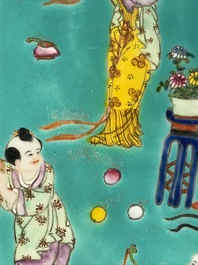 Een paar Chinese famille rose schotels met turquoise fondkleur, Jiaqing merk, 20e eeuw