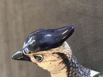 Een polychrome Delftse botervloot in de vorm van een kievit, 18e eeuw