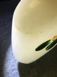 Twee Chinese snuifflessen in ingelegde witte jade en gestoken amber, 18/19e eeuw