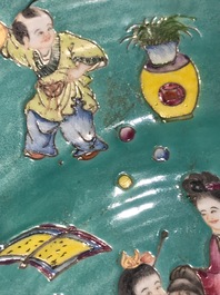 Een paar Chinese famille rose schotels met turquoise fondkleur, Jiaqing merk, 20e eeuw