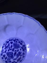 Sept pi&egrave;ces en porcelaine de Chine bleu et blanc, rouge de fer et de style Imari, Kangxi/Qianlong