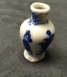 Zes paar Chinese blauw-witte miniatuur vaasjes, Kangxi