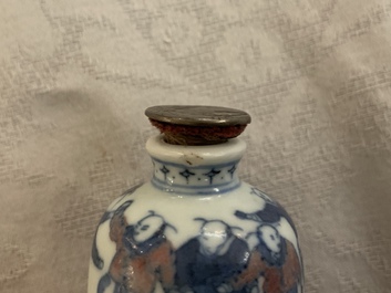 Vier Chinese blauw-witte en onderglazuur rode snuifflessen, 19/20e eeuw