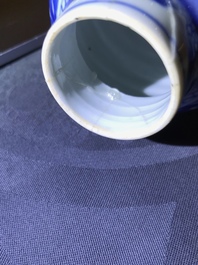 Drie paar Chinese blauw-witte vazen, Kangxi