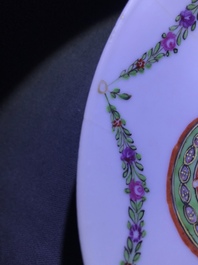 Een Chinese famille rose kop en schotel met een dame met haar dienaar, Qianlong