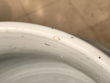 Un grand vase couvert en porcelaine de Chine bleu et blanc, Kangxi