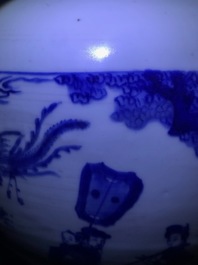 Een Chinese blauw-witte dekselvaas met figuren in cartouches, Transitie periode