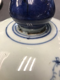 Un grand vase couvert en porcelaine de Chine bleu et blanc, Kangxi
