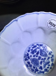 Sept pi&egrave;ces en porcelaine de Chine bleu et blanc, rouge de fer et de style Imari, Kangxi/Qianlong