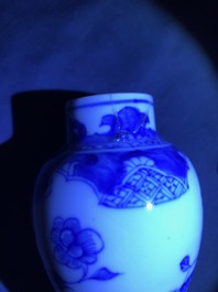 Drie paar Chinese blauw-witte vazen, Kangxi