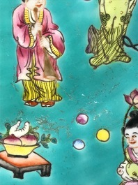 Een paar Chinese famille rose schotels met turquoise fondkleur, Jiaqing merk, 20e eeuw