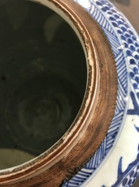 Een Chinese blauw-witte gemberpot met een draak, Kangxi