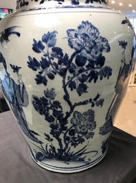 Un grand vase couvert en porcelaine de Chine bleu et blanc, Kangxi