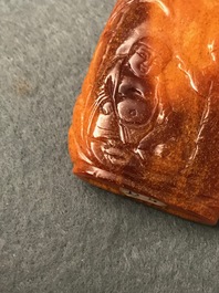 Twee Chinese snuifflessen in ingelegde witte jade en gestoken amber, 18/19e eeuw