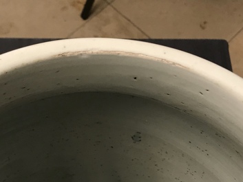Un grand vase couvert en porcelaine de Chine bleu et blanc, Kangxi