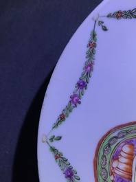 Een Chinese famille rose kop en schotel met een dame met haar dienaar, Qianlong