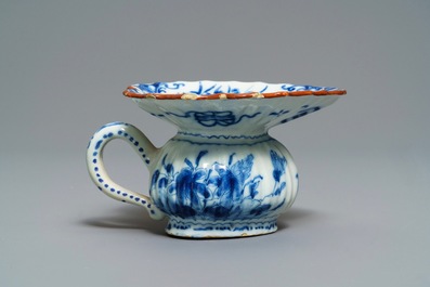 Een blauw-witte Delftse hartvormige kwispedoor, 18e eeuw