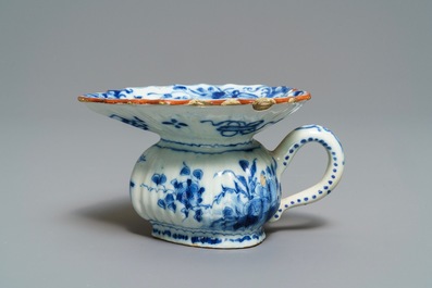 Een blauw-witte Delftse hartvormige kwispedoor, 18e eeuw